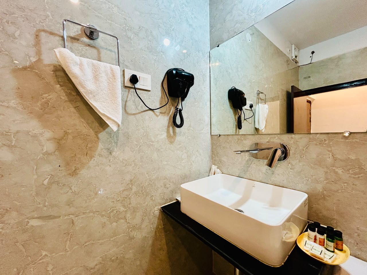 Deluxe room bathroom at Hotel Tathagat